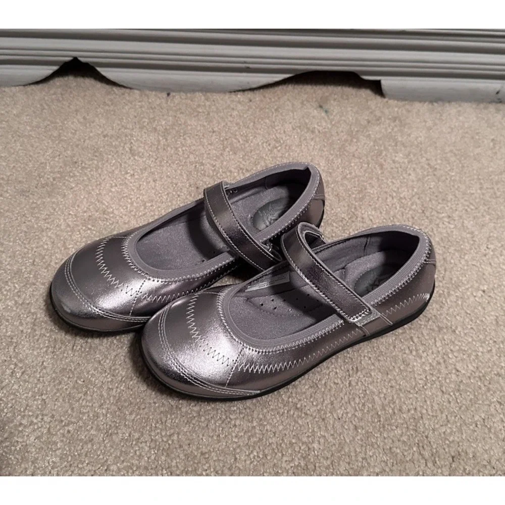 Hush Puppies Girls Leather Silver Ballet Flats. Size 3.5W‎ Wide NWOT